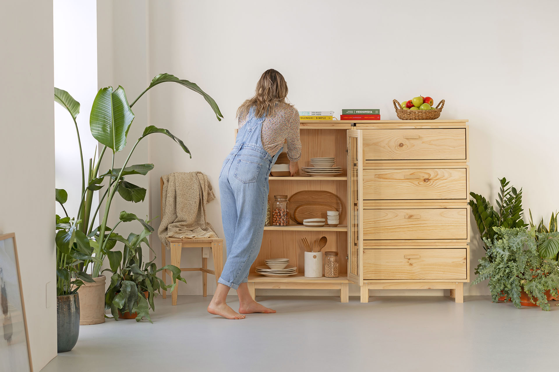 Imagen de ambiente 1 para:Vitrina doble de madera natural